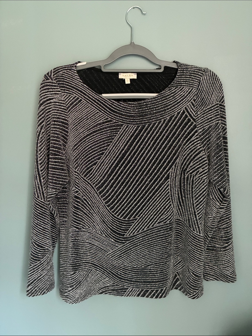 Pullover knit Top in Black and silver